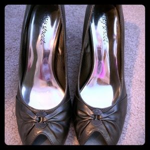 Easy Street pewter open toe pump heel